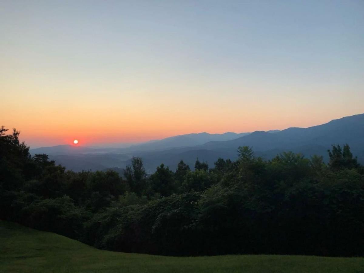 Sky High Views!!-Peak Mountaintop-Outdoor Pool-Close To Downtown-Private Balcony-Wifi-Cable Gatlinburg Exterior foto